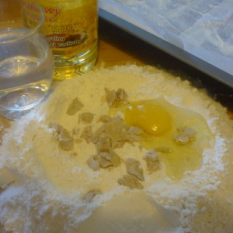 Krok 1 - ciasto na domową pizzę foto