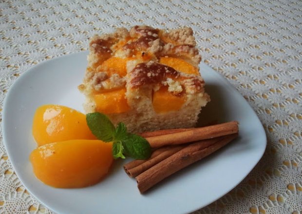 Fotografia przedstawiająca ciasto na kefirze ( z brzoskwiniami)