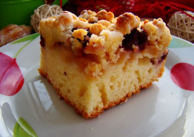 Fotografia przedstawiająca Ciasto na kefirze z owocami