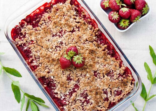 Fotografia przedstawiająca Ciasto na kruchym spodzie z truskawkami i budyniową pianką