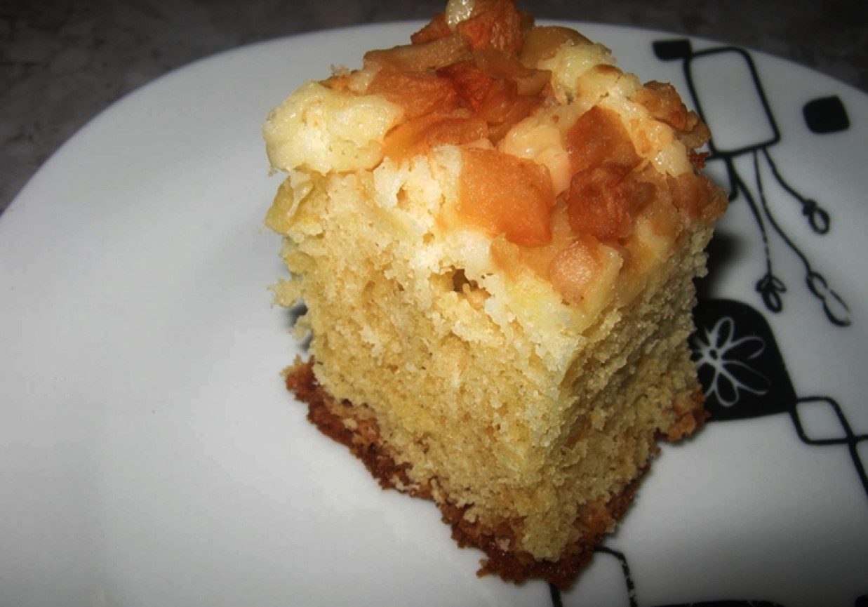 Ciasto na maślance owocowej. foto