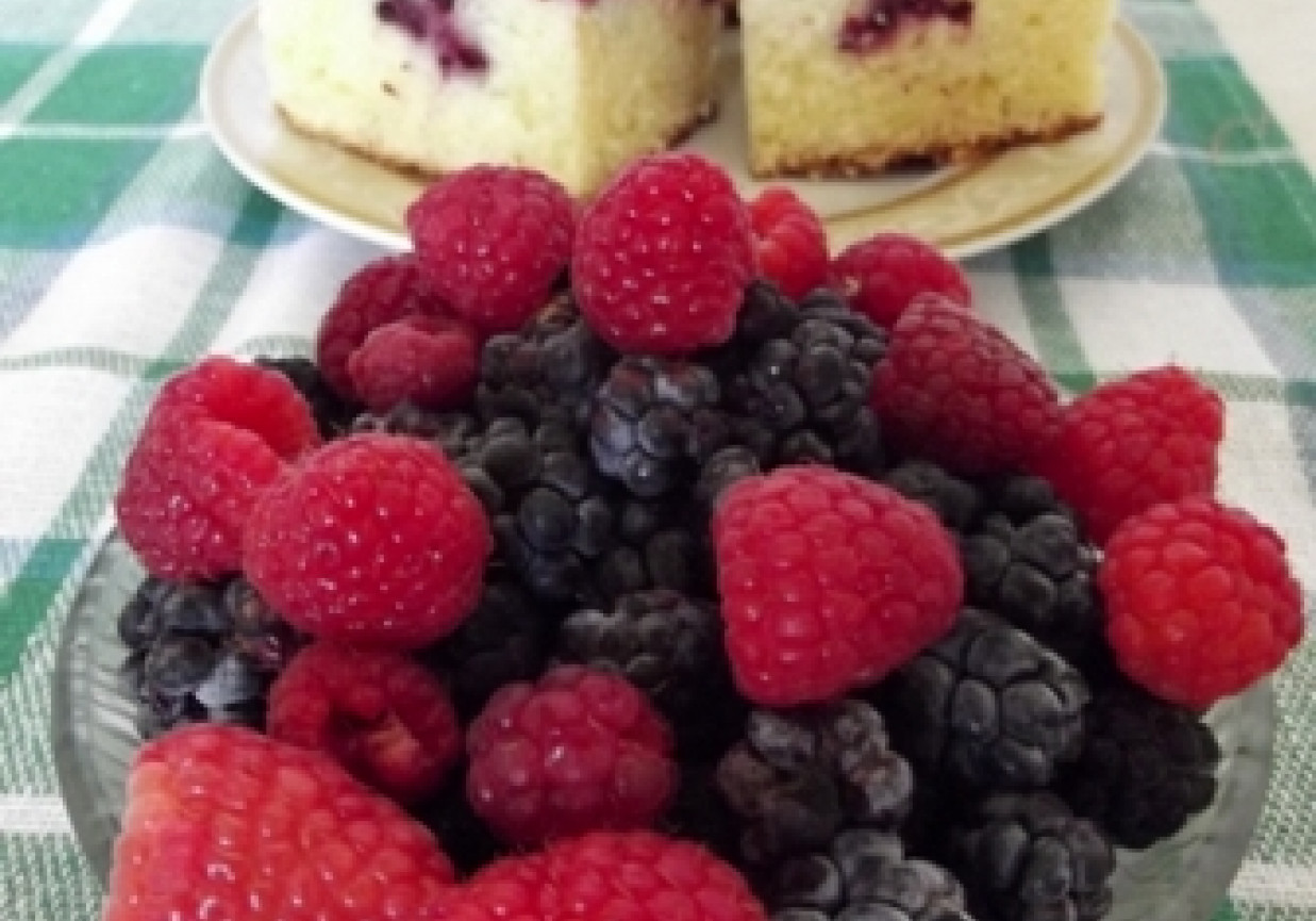 Ciasto na maślance z owocami leśnymi foto