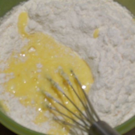 Krok 2 - Ciasto na maślance z truskawkami foto