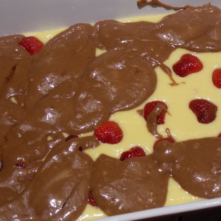 Krok 4 - Ciasto na maślance z truskawkami foto