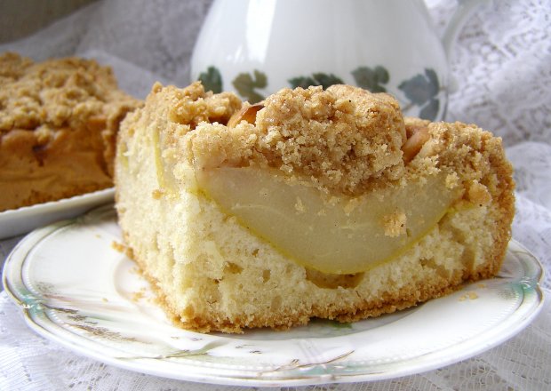 Fotografia przedstawiająca ciasto na oleju jabłkowo-gruszkowe z cynamonową kruszonką...