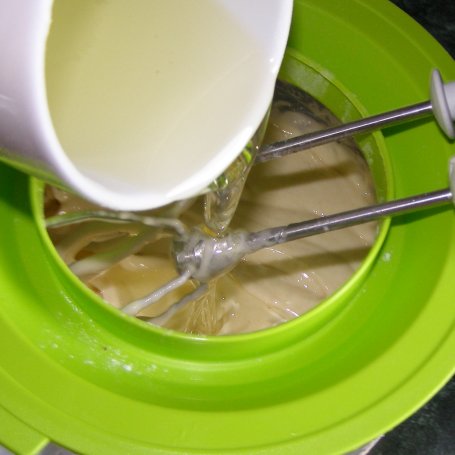 Krok 2 - ciasto na oleju jabłkowo-gruszkowe z cynamonową kruszonką... foto