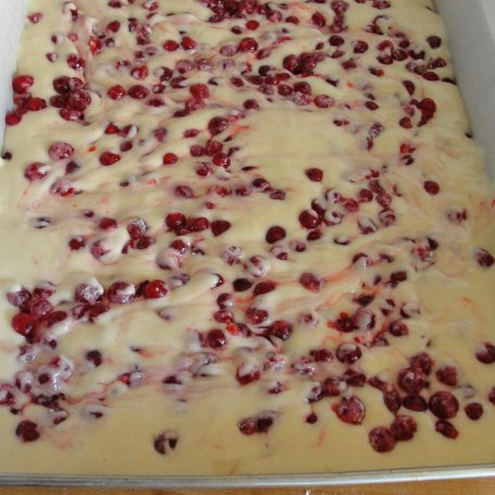 Krok 3 - Ciasto na oleju z czerwoną porzeczką foto