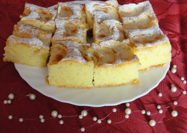 Fotografia przedstawiająca Ciasto na oleju z jabłkami lub innymi owocami