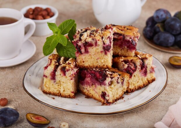 Fotografia przedstawiająca Ciasto na oleju ze śliwkami