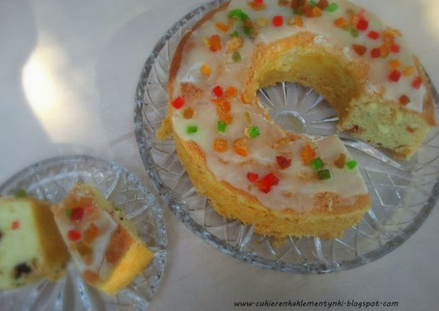 Fotografia przedstawiająca ciasto na oranżadzie z bakaliami