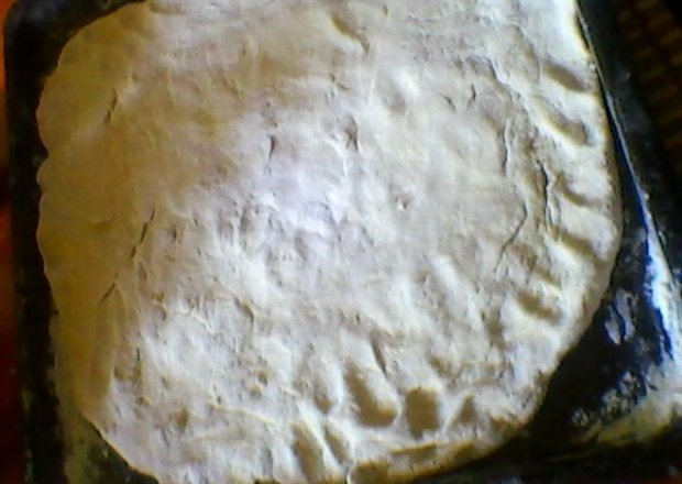 Fotografia przedstawiająca ciasto na pizzę drożdżowe