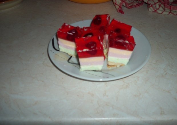 Fotografia przedstawiająca Ciasto na zimno z malinami