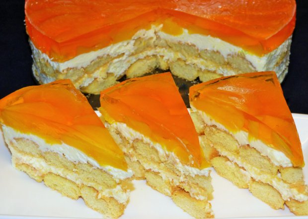 Fotografia przedstawiająca Ciasto na zimno z mascarpone i brzoskwiniami