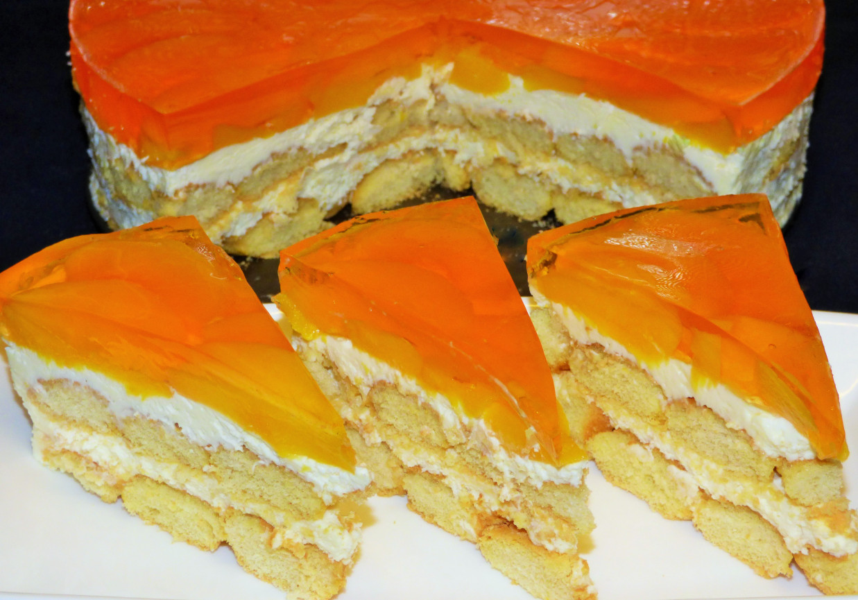Ciasto na zimno z mascarpone i brzoskwiniami foto