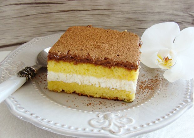 Fotografia przedstawiająca Ciasto  o smaku limonki z czekoladowym musem