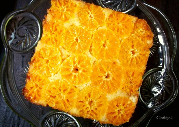 Fotografia przedstawiająca ciasto odwracane z mandarynkami