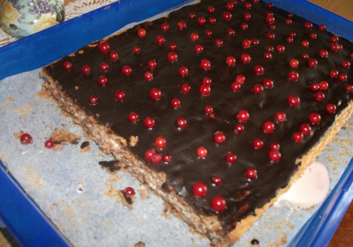 Ciasto orzechowe z czereśniami i porzeczkami foto