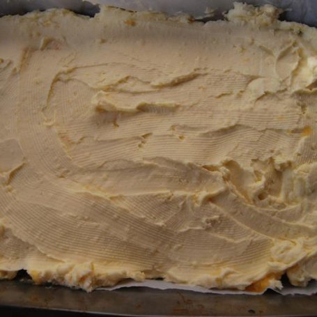 Krok 6 - Ciasto orzechowe z dżemem z dyni i kremem karpatkowym foto