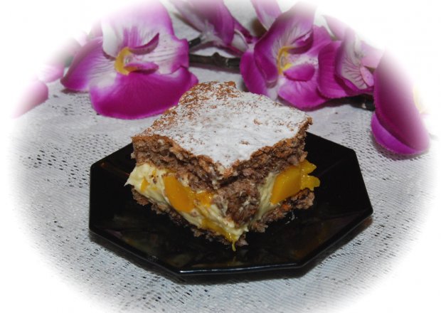 Fotografia przedstawiająca Ciasto orzechowe z kremem brzoskwiniowym