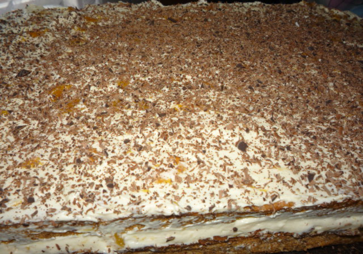 Ciasto orzechowe z masą z brzoskwiniami foto