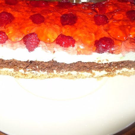Krok 11 - Ciasto orzechowo-kakaowe z galaretką i malinami foto