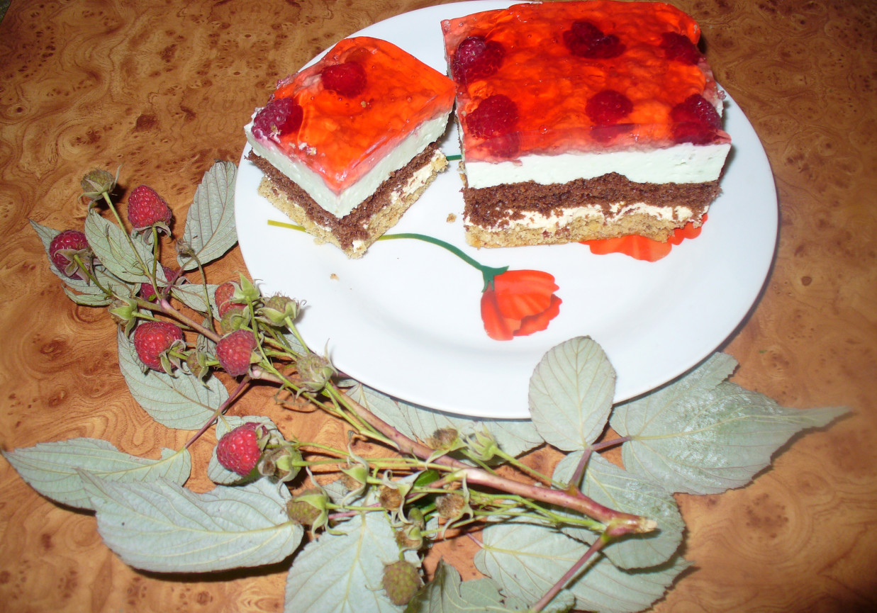 Ciasto orzechowo-kakaowe z galaretką i malinami foto