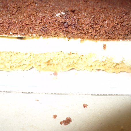 Krok 7 - Ciasto orzechowo-kakaowe z galaretką i malinami foto