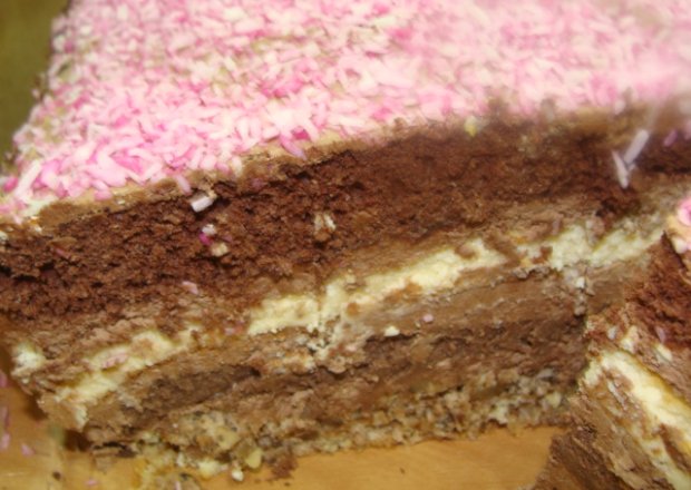 Fotografia przedstawiająca ciasto orzechowo-czekoladowe