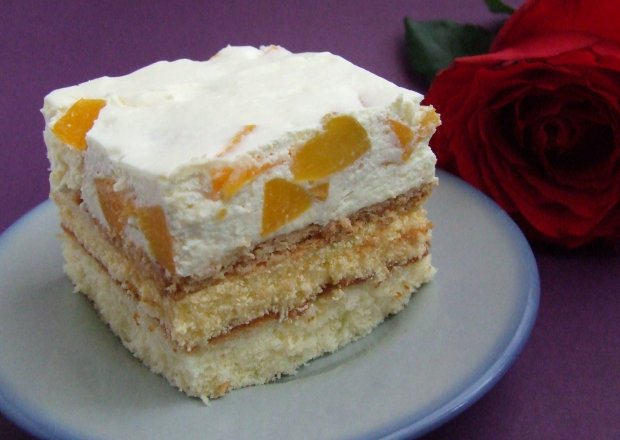 Fotografia przedstawiająca Ciasto podwójnie cytrynowe z brzoskwiniami