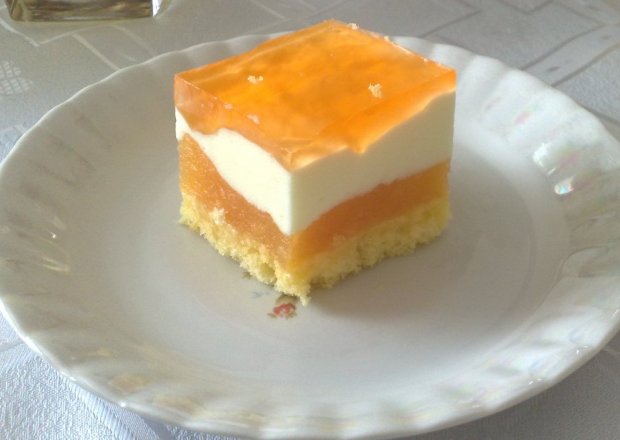 Fotografia przedstawiająca Ciasto pomarańczowe bez pomarańczy