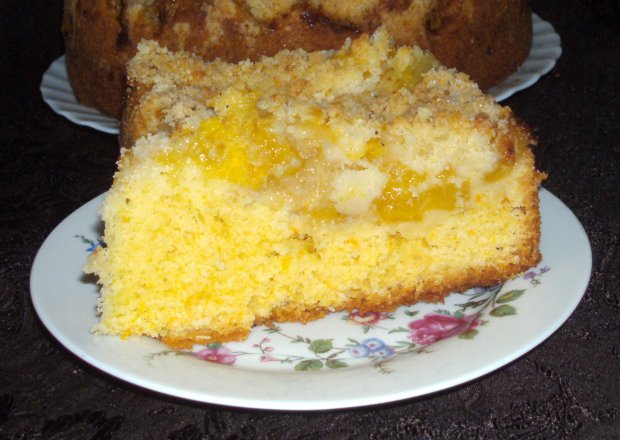 Fotografia przedstawiająca ciasto pomarańczowe z gruszkami i kruszonką...