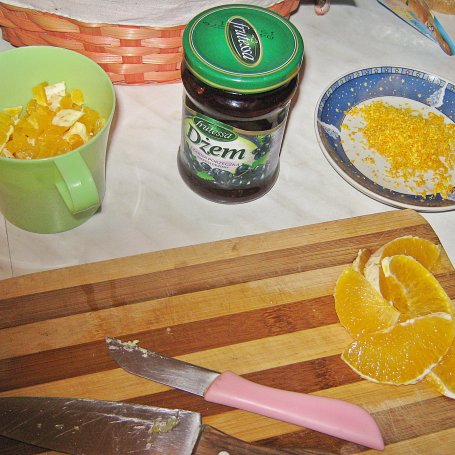 Krok 2 - Ciasto porzeczkowo- pomarańczowe z krówkową polewą foto