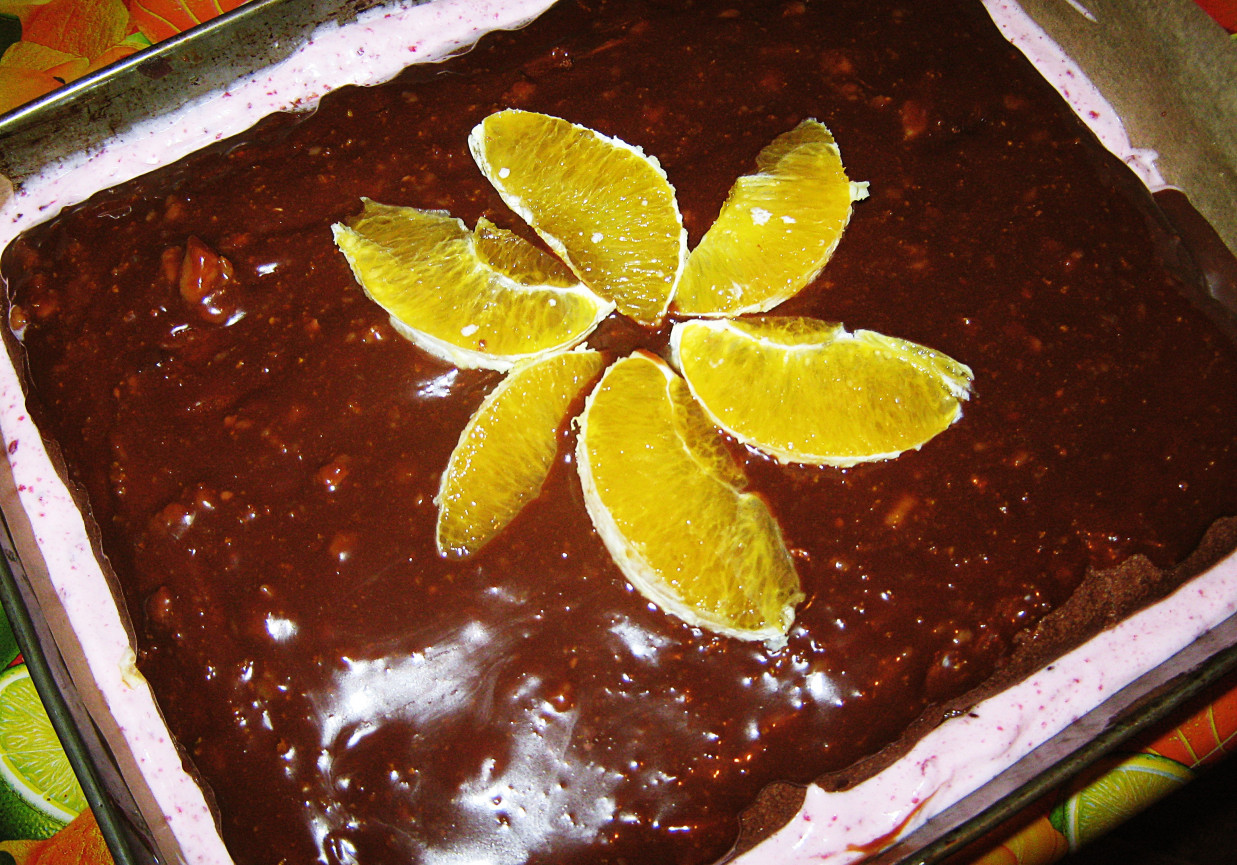 Ciasto porzeczkowo- pomarańczowe z krówkową polewą foto