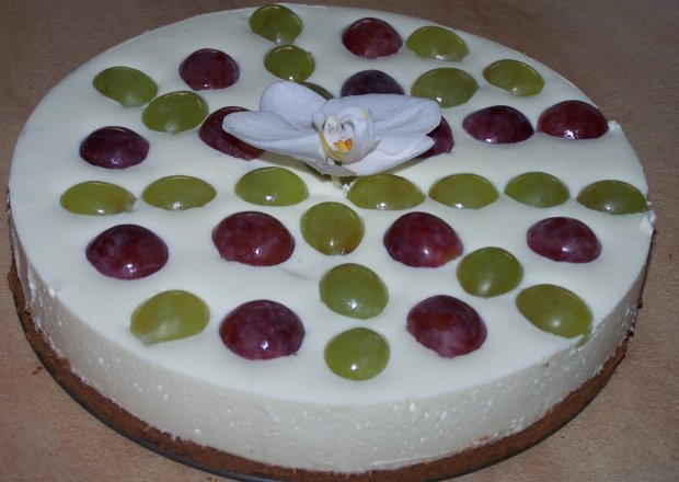 Fotografia przedstawiająca Ciasto prawie w 5 minut, czyli sernik z winogronami na zimno :)