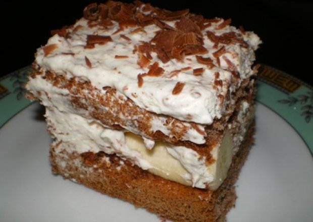 Fotografia przedstawiająca Ciasto przekładane czekoladowo-bananowe