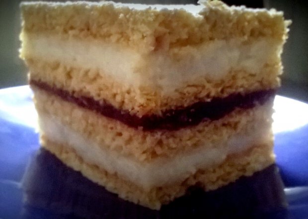 Fotografia przedstawiająca Ciasto przekładane masą z kaszy mannej