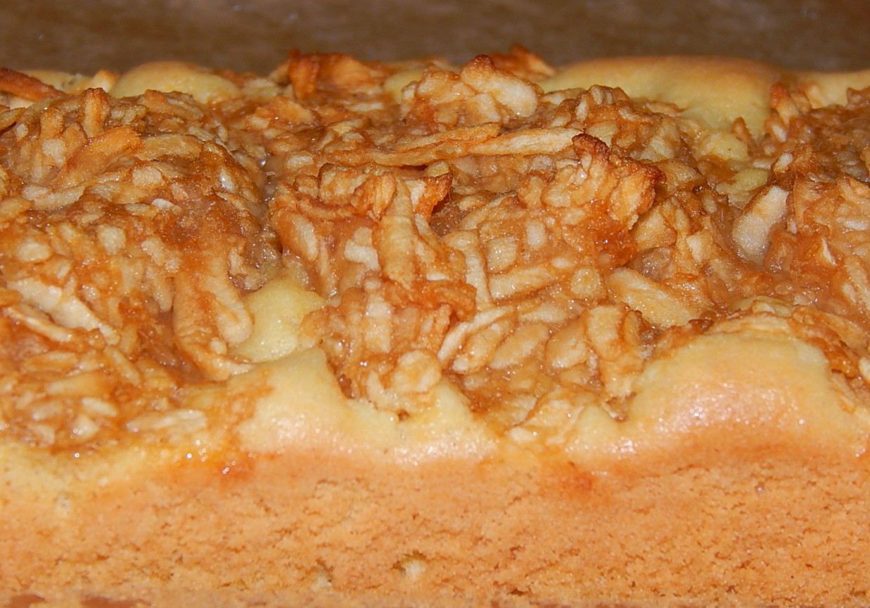 Ciasto pszenno-kukurydziane z tartymi jabłkami foto