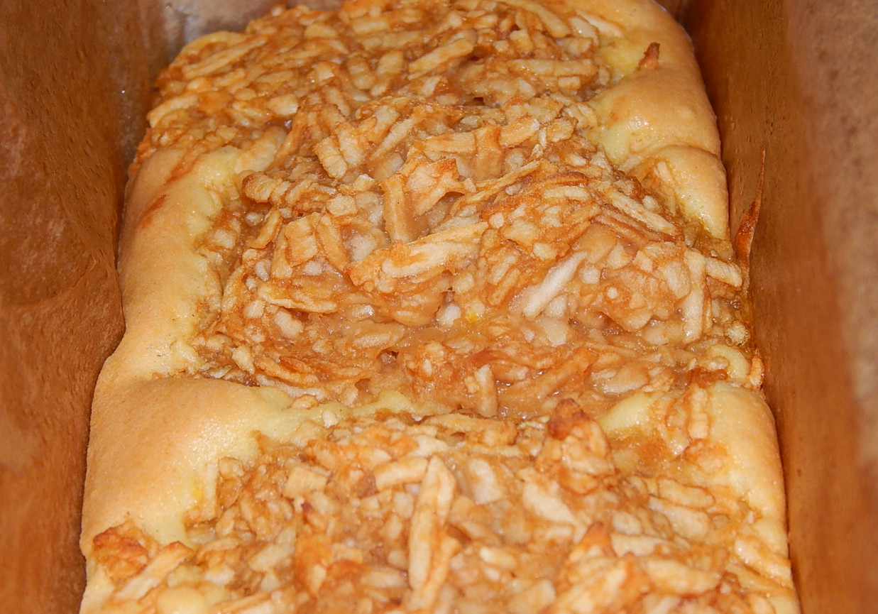 Ciasto pszenno-kukurydziane z tartymi jabłkami foto