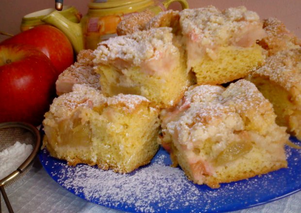 Fotografia przedstawiająca Ciasto rabarbarowo-jabłkowe z kruszonką