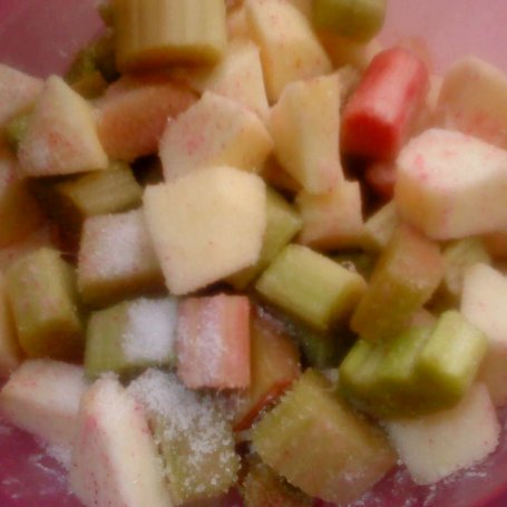 Krok 3 - Ciasto rabarbarowo-jabłkowe z kruszonką foto