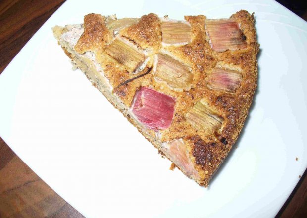Fotografia przedstawiająca Ciasto rabarbarowo orzechowe