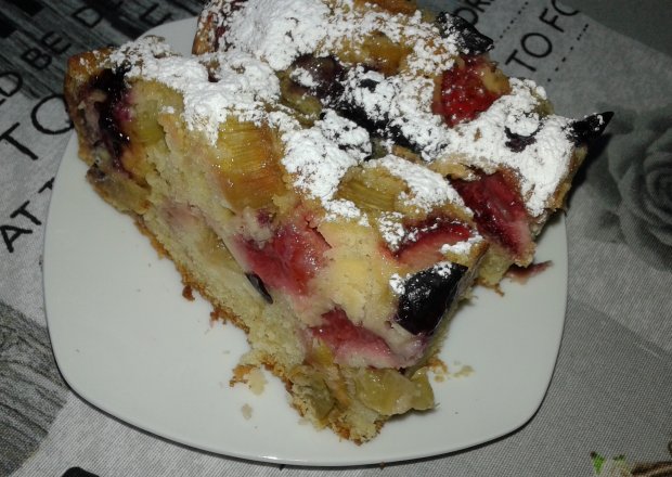 Fotografia przedstawiająca Ciasto rabarbarowo - truskawkowo - borówkowe