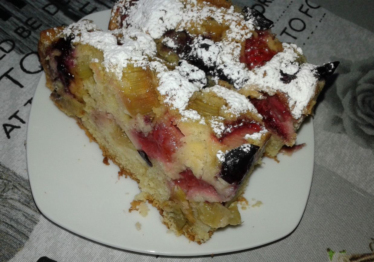 Ciasto rabarbarowo - truskawkowo - borówkowe foto