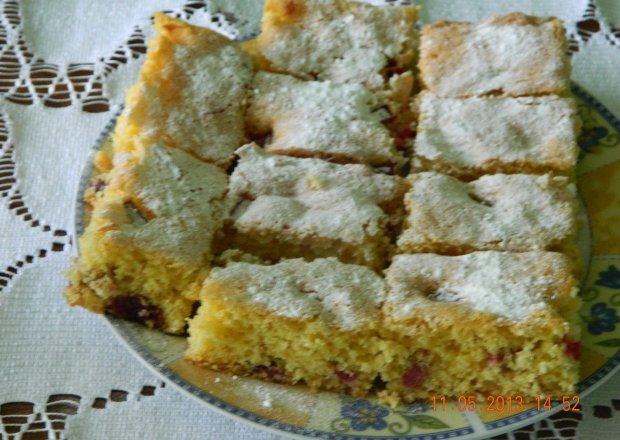 Fotografia przedstawiająca Ciasto rabarbarowo-wiśniowe
