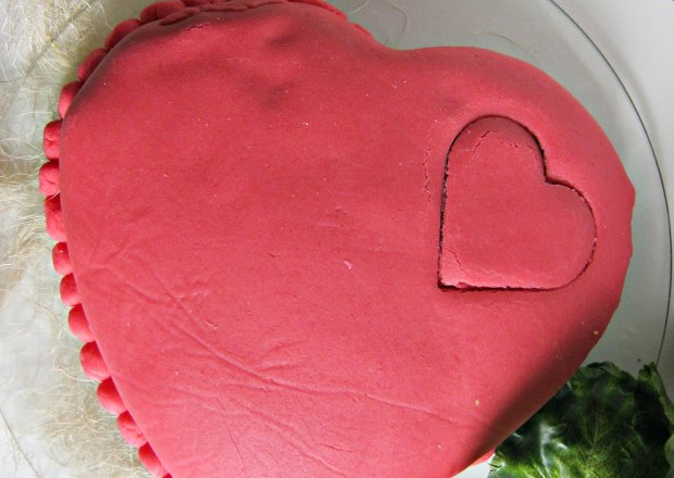 Fotografia przedstawiająca Ciasto serce z kremem czekoladowym i masą cukrową