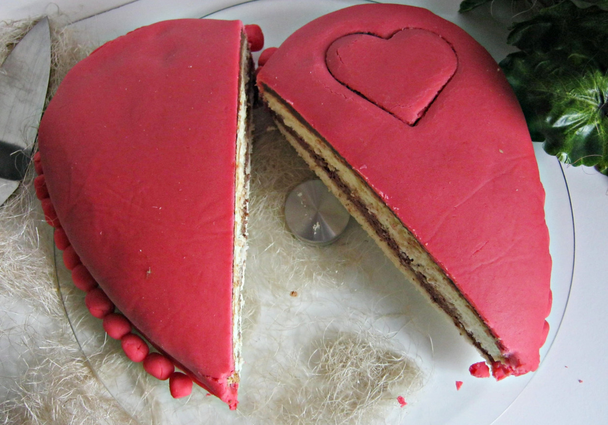 Ciasto serce z kremem czekoladowym i masą cukrową foto