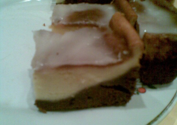 Fotografia przedstawiająca ciasto sernik dwukolorowy
