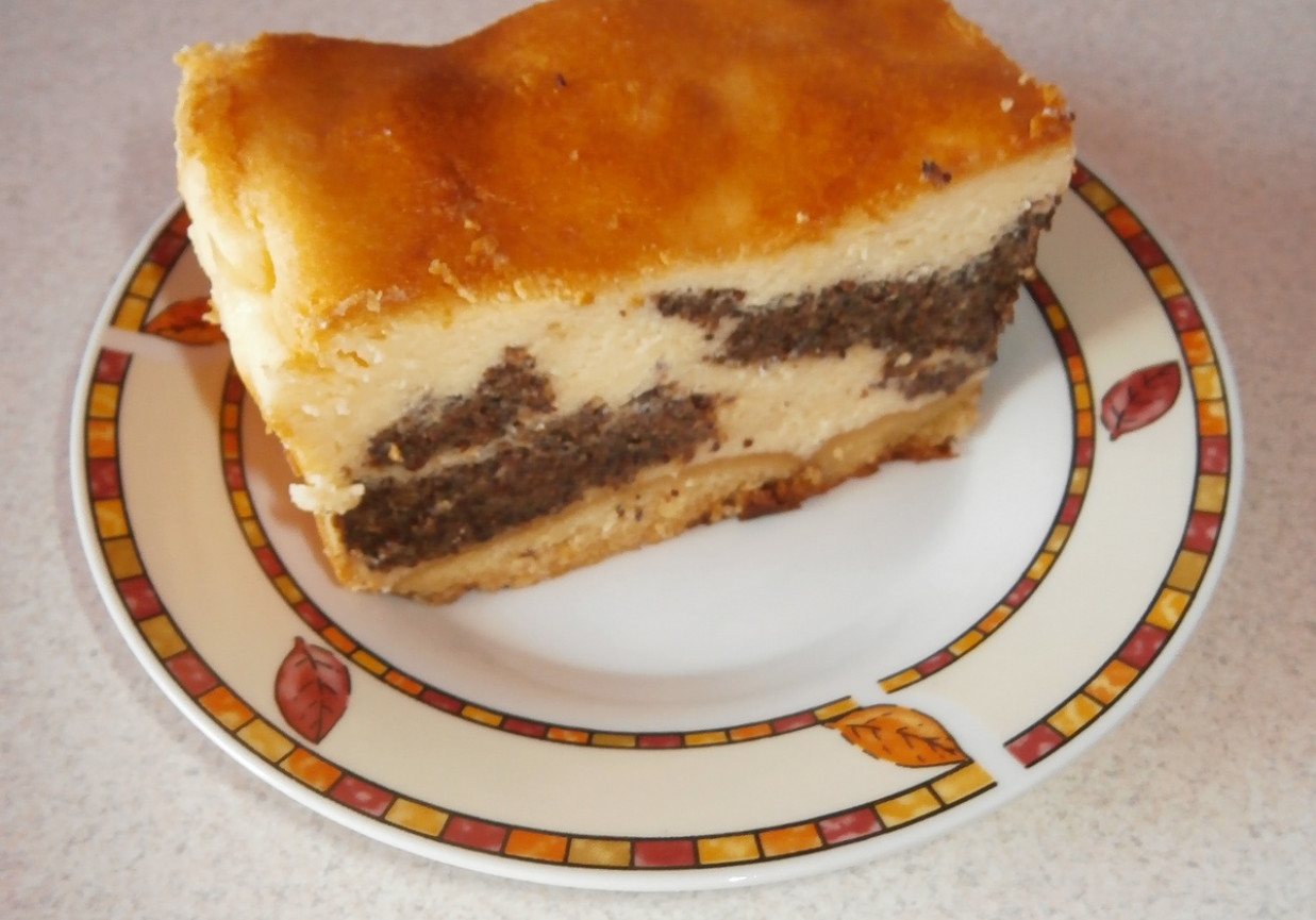 Ciasto sernikowo-makowe zwane seromakowcem. foto