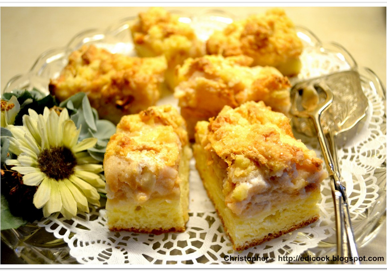 Ciasto serowe z jabłkami w piance z kruszonką foto