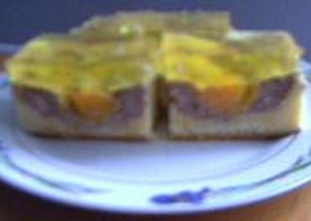 Fotografia przedstawiająca Ciasto serowo-brzoskwiniowe z galaretką